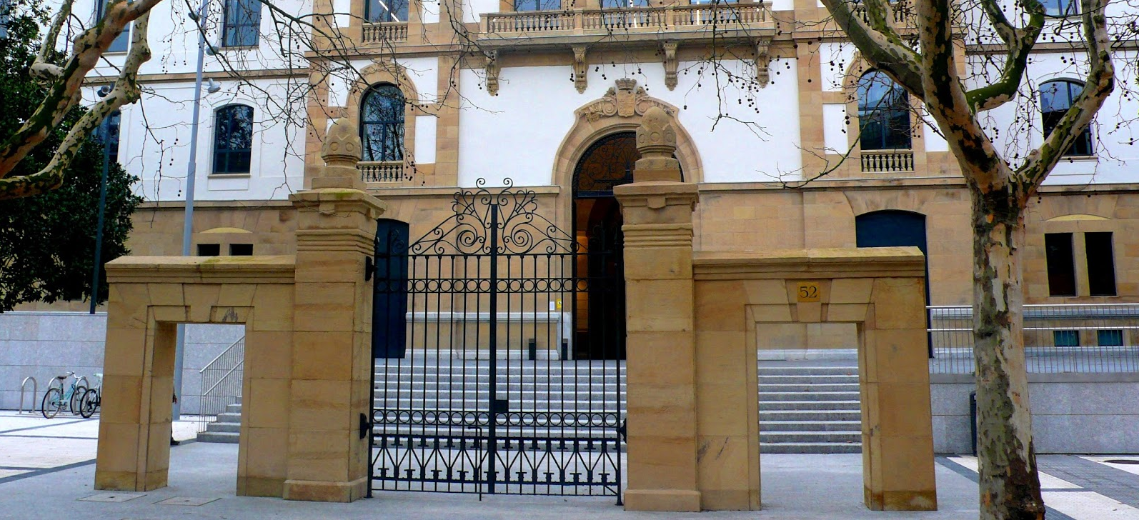 Puerta Tabacalera : Harri Construcciones & Mampostería